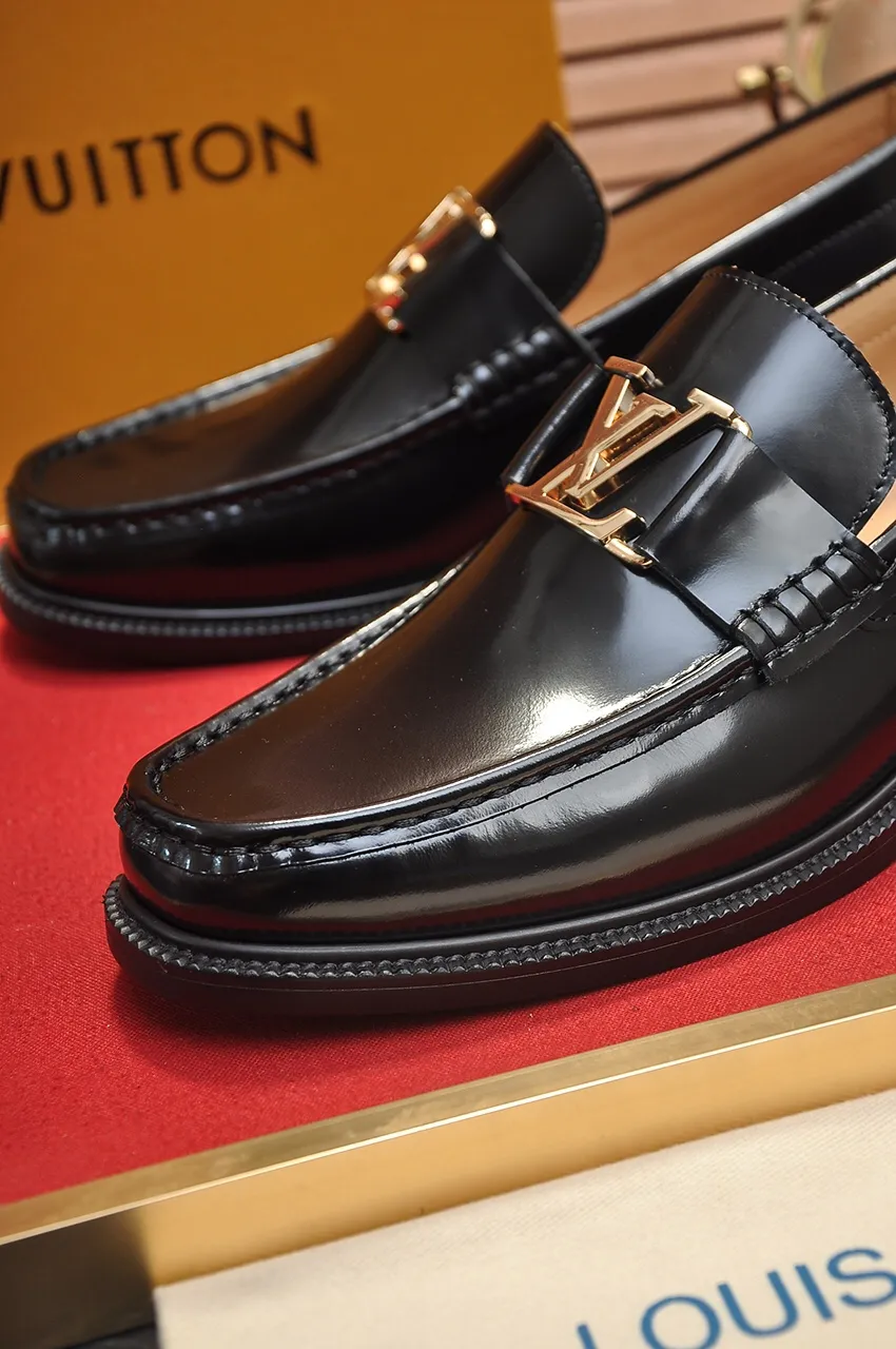 Men's men's shoes 💰560💶 [LV] (original single cowhide lining) 🍀LV's latest genuine leather business suit shoes are launched simultaneously on the official website. The first-layer cowhide imported from Italy is made of heavy gold, 💥1:1 rubber outsole from the official website. Versatile to wear, high-end without losing class, and the color combination is extraordinary. This four-season style is alluring when worn on your feet, showing off your big-name flair. Standard code 38-45 (45 customized)